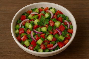 Frischer Çoban Salatası mit Tomaten, Gurken, Zwiebeln und Petersilie