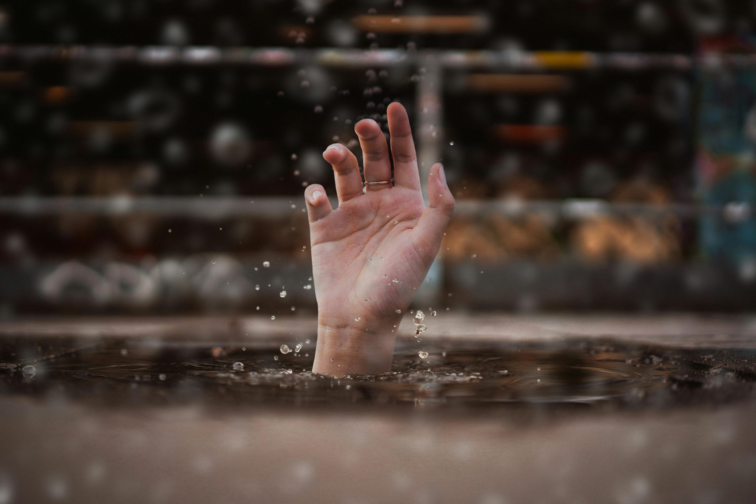 Foto von Luca Nardone: https://www.pexels.com/de-de/foto/person-die-im-wasser-ertrinkt-3651632/