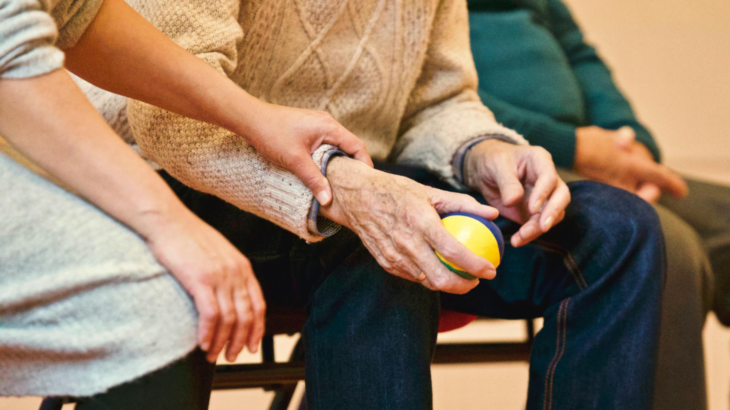 Foto von Matthias Zomer: https://www.pexels.com/de-de/foto/person-die-einen-stressball-halt-339620/