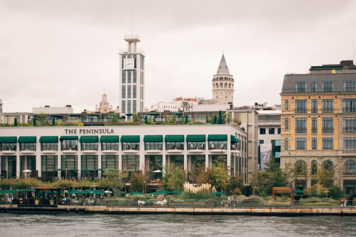 Luxus-Meilenstein am Bosporus: The Peninsula Istanbul stürmt in die weltweiten Top 50